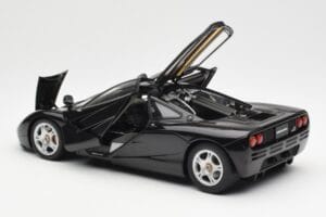 McLaren F1 Road Car Nero AUTOart 1:18 76002 Pressofusione — immagine 5 di 8