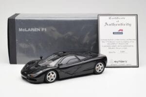 McLaren F1 Road Car Nero AUTOart 1:18 76002 Pressofusione — immagine 8 di 8