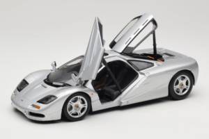 McLaren F1 Argento UT Models 1:18 530133180 Pressofusione — immagine 2 di 8