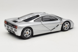 McLaren F1 Argento UT Models 1:18 530133180 Pressofusione — immagine 3 di 8