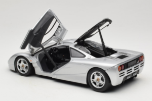 McLaren F1 Argento UT Models 1:18 530133180 Pressofusione — immagine 5 di 8