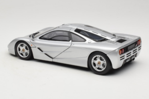 McLaren F1 Argento UT Models 1:18 530133180 Pressofusione — immagine 7 di 8
