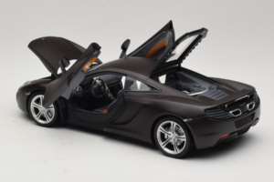 McLaren MP4-12C Matt Black Minichamps 1:18 110133021 Pressofusione — immagine 5 di 8