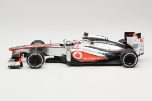 McLaren MP4-28 Mercedes #5 J. Button Vodafone McLaren F1 2013 Minichamps 1:18 530131805 Pressofusione — immagine 3 di 7