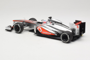 McLaren MP4-28 Mercedes #5 J. Button Vodafone McLaren F1 2013 Minichamps 1:18 530131805 Pressofusione — immagine 5 di 7