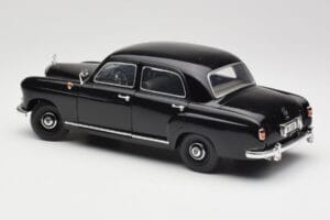 Mercedes 180 W120 Ponton Nero Revell 1:18 08973 Pressofusione — immagine 7 di 8