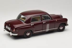 Mercedes 180 Ponton Rosso Scuro Revell 1:18 08876 Pressofusione — immagine 2 di 6