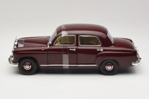 Mercedes 180 Ponton Rosso Scuro Revell 1:18 08876 Pressofusione — immagine 3 di 6