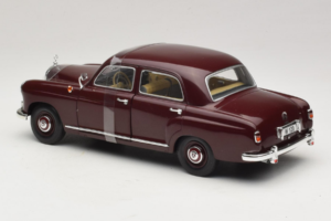 Mercedes 180 Ponton Rosso Scuro Revell 1:18 08876 Pressofusione — immagine 5 di 6