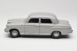 Mercedes 180 W120 Ponton Graphite Grey Revell 1:18 08974 Pressofusione — immagine 4 di 8