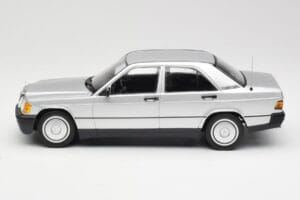 Mercedes 190E W201 Argento Minichamps 1:18 155037004 Pressofusione — immagine 3 di 6