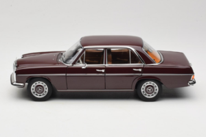 Mercedes 200 W115 Rosso Marrone Scuro Norev 1:18 183778 Pressofusione — immagine 4 di 8
