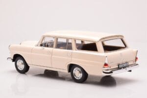 Mercedes 200 Universal W110 Crema Norev 1:18 183709 Pressofusione — immagine 7 di 8