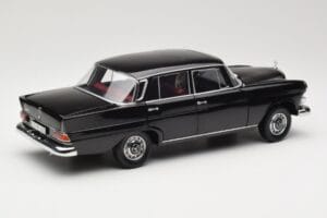 Mercedes 200 W110 Nero Norev 1:18 183574 Pressofusione — immagine 3 di 8