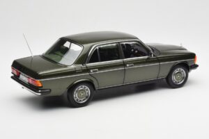 Mercedes 200 W123 Cypress Verde Metallizzato Edizione Dealer Norev 1:18 B66040654 Pressofusione — immagine 3 di 8