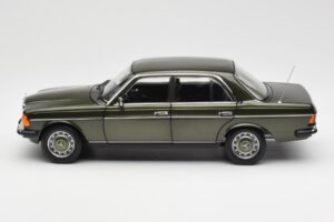 Mercedes 200 W123 Cypress Verde Metallizzato Edizione Dealer Norev 1:18 B66040654 Pressofusione — immagine 4 di 8