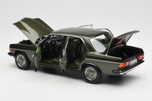 Mercedes 200 W123 Cypress Verde Metallizzato Edizione Dealer Norev 1:18 B66040654 Pressofusione — immagine 5 di 8