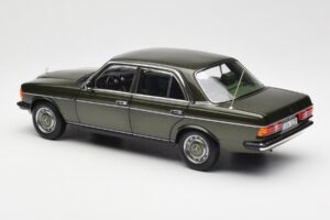 Mercedes 200 W123 Cypress Verde Metallizzato Edizione Dealer Norev 1:18 B66040654 Pressofusione — immagine 7 di 8