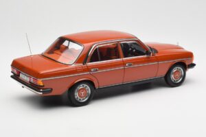 Mercedes 200 W123 English Rosso Edizione Dealer Norev 1:18 B66040653 Pressofusione — immagine 3 di 8