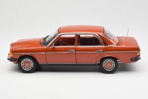 Mercedes 200 W123 English Rosso Edizione Dealer Norev 1:18 B66040653 Pressofusione — immagine 4 di 8