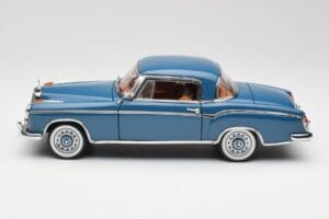 Mercedes 220 SE W128 Blu Sun Star 1:18 3561 Pressofusione — immagine 4 di 8