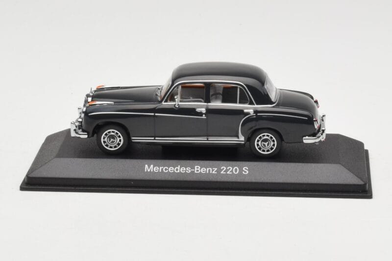 Mercedes 220S W180 Grigio Chiaro Minichamps 1:43 Mercedes 220S W180 Grigio Chiaro Minichamps 1:43 B66040534 Pressofusione