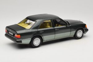 Mercedes 230E W124 Night Green Metallic Norev 1:18 183952 Pressofusione — immagine 3 di 8