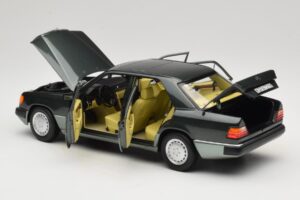 Mercedes 230E W124 Night Green Metallic Norev 1:18 183952 Pressofusione — immagine 5 di 8