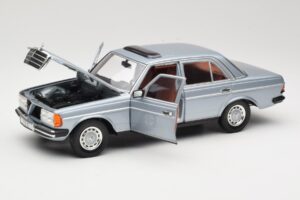 Mercedes 230E W123 Argento & Azzurro Revell 1:18 08407 Pressofusione — immagine 2 di 8