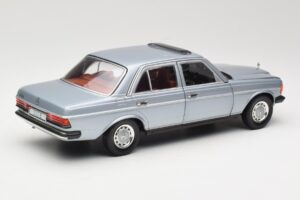 Mercedes 230E W123 Argento & Azzurro Revell 1:18 08407 Pressofusione — immagine 3 di 8