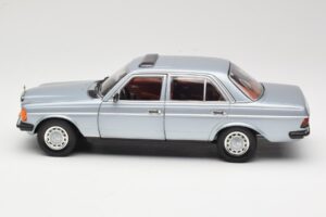 Mercedes 230E W123 Argento & Azzurro Revell 1:18 08407 Pressofusione — immagine 4 di 8