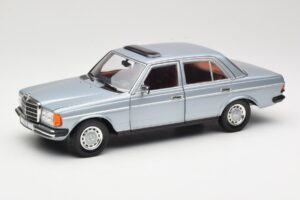 Mercedes 230E W123 Argento & Azzurro Revell 1:18 08407 Pressofusione