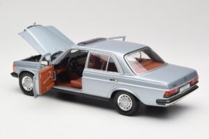 Mercedes 230E W123 Argento & Azzurro Revell 1:18 08407 Pressofusione — immagine 5 di 8