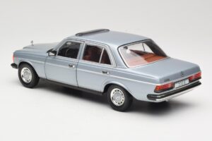 Mercedes 230E W123 Argento & Azzurro Revell 1:18 08407 Pressofusione — immagine 7 di 8