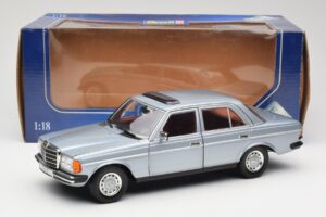 Mercedes 230E W123 Argento & Azzurro Revell 1:18 08407 Pressofusione — immagine 8 di 8