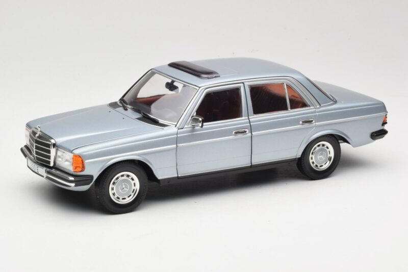 Mercedes 230E W123 Argento & Azzurro Revell 1:18 08407 Pressofusione