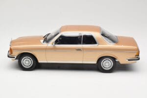 Mercedes 280 CE C123 Oro Norev 1:18 183587 Pressofusione — immagine 3 di 6