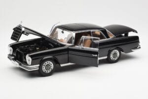 Mercedes 280 SE W111 Coupe Nero AUTOart 1:18 76286 Pressofusione — immagine 2 di 8