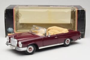 Mercedes 280SE W108 Bordeaux Rosso Maisto 1:18 31811 Pressofusione — immagine 8 di 8