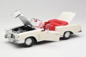 Mercedes 280SE W108 Ivory Bianco Maisto 1:18 50223 Pressofusione — immagine 2 di 8