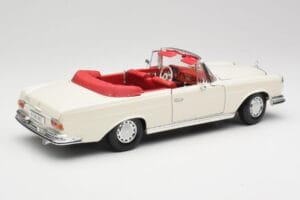 Mercedes 280SE W108 Ivory Bianco Maisto 1:18 50223 Pressofusione — immagine 3 di 8