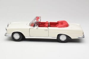 Mercedes 280SE W108 Ivory Bianco Maisto 1:18 50223 Pressofusione — immagine 4 di 8