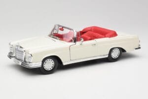 Mercedes 280SE W108 Ivory Bianco Maisto 1:18 50223 Pressofusione