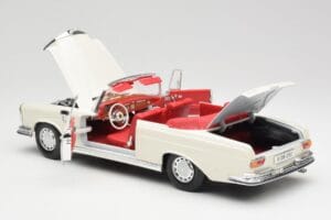 Mercedes 280SE W108 Ivory Bianco Maisto 1:18 50223 Pressofusione — immagine 5 di 8