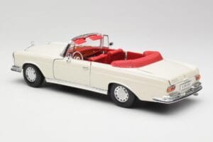 Mercedes 280SE W108 Ivory Bianco Maisto 1:18 50223 Pressofusione — immagine 7 di 8