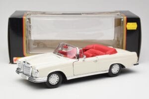 Mercedes 280SE W108 Ivory Bianco Maisto 1:18 50223 Pressofusione — immagine 8 di 8