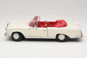 Mercedes 280 SE W108 Bianco Maisto 1:18 52111 Pressofusione — immagine 4 di 8