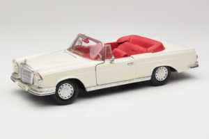 Mercedes 280 SE W108 Bianco Maisto 1:18 52111 Pressofusione