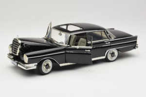 Mercedes 300 SE W112 Black Metallic Revell 1:18 08910 Pressofusione — immagine 2 di 8