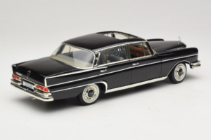 Mercedes 300 SE W112 Black Metallic Revell 1:18 08910 Pressofusione — immagine 3 di 8
